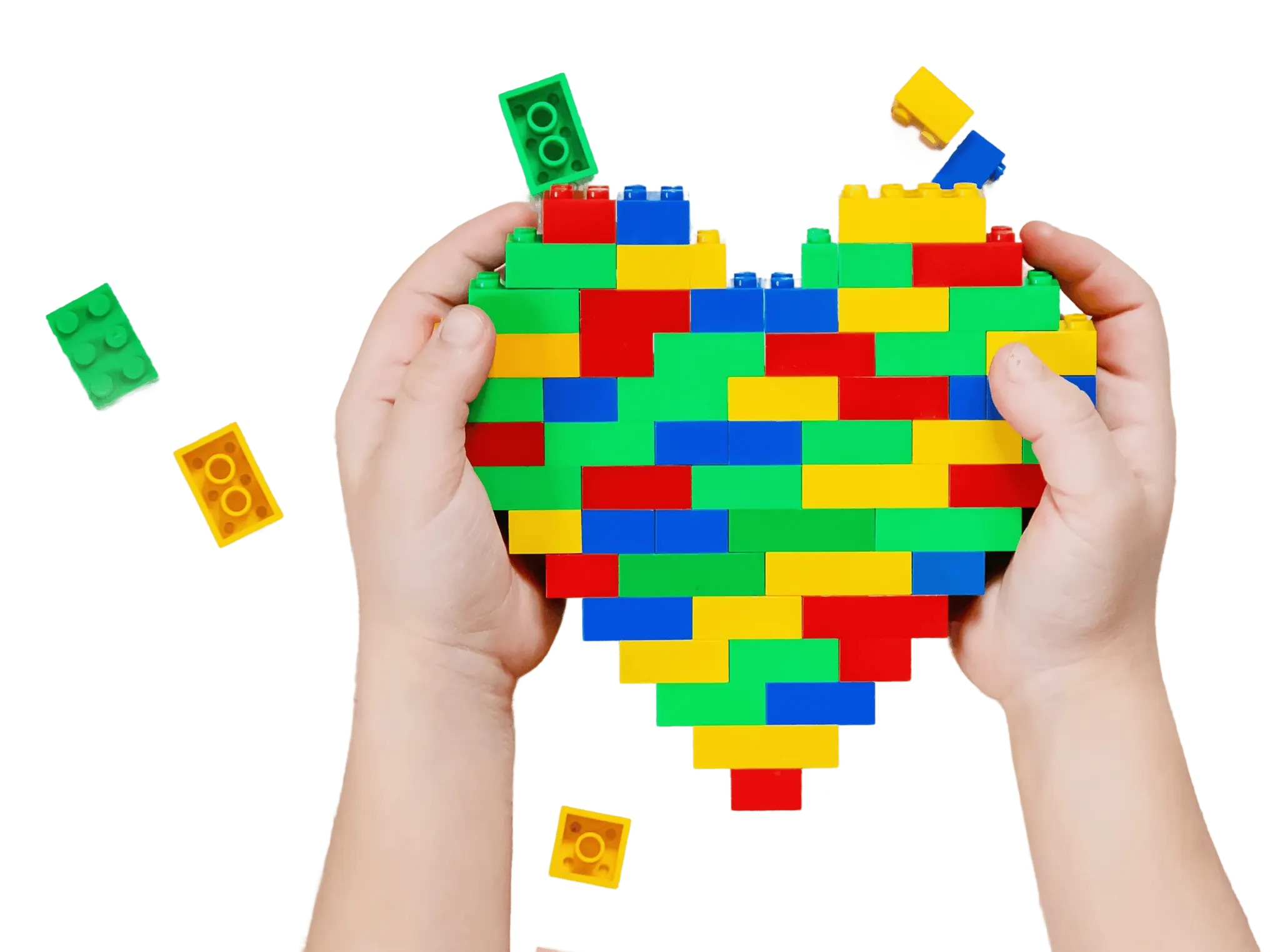 Manos sosteniendo un corazón armado con piezas de LEGO de colores